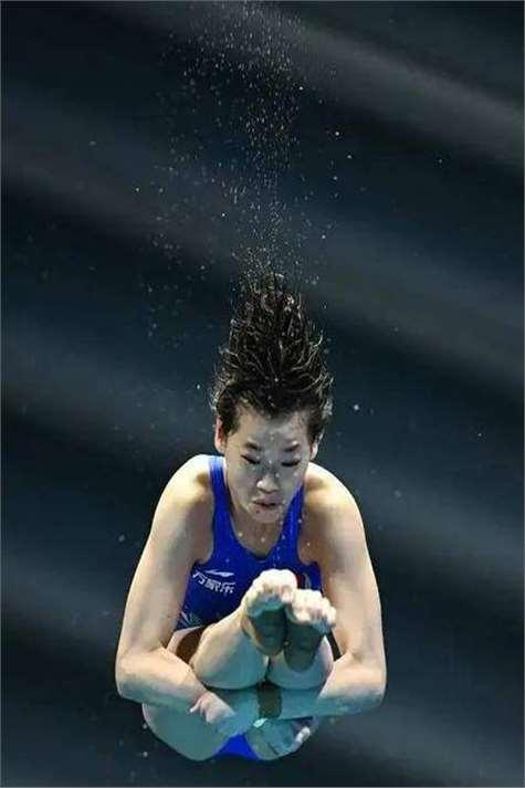 跳水女子十米台决赛惊险一幕，中国选手高难度动作稳定夺冠！